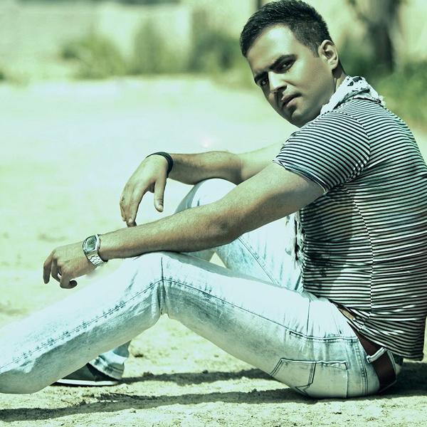 دانلود آهنگ تو داری لبخند میزنی دانلود آهنگ تو داری لبخند میزنی